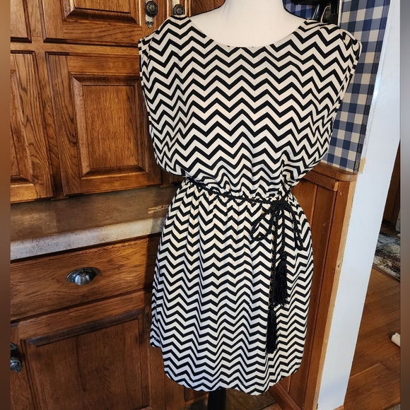 Forever 21 Dresses & Skirts - Forever 21 Chevron Print Cap Sleeves Dress Size M